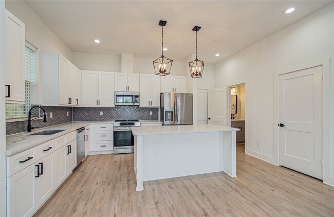 Building Photo - 6420 Highland Pine Ln