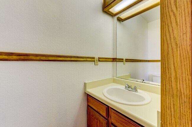 Building Photo - Beautiful 2 bed 2 bath townhome with carport in desirable Hearthwood Neighborhood With Pool!!