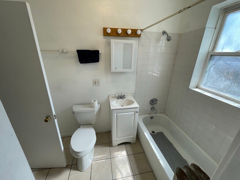 Building Photo - 7931 S Manistee Ave