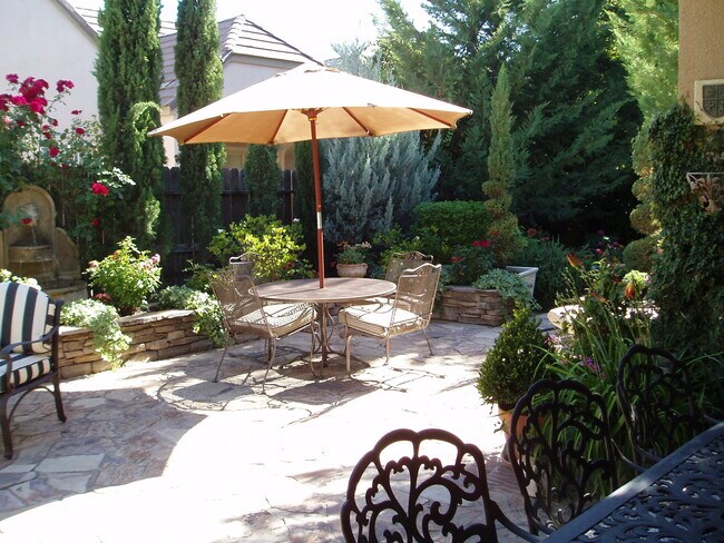 Building Photo - Beautiful 3 Bedroom 3 Bath home in Clovis