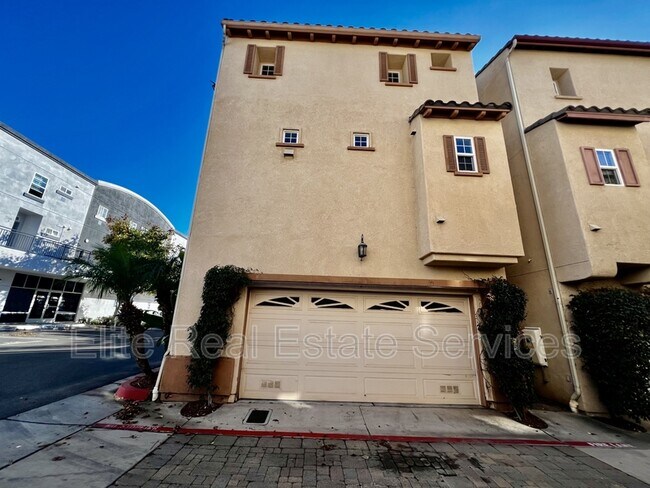 Building Photo - 750 Broadway