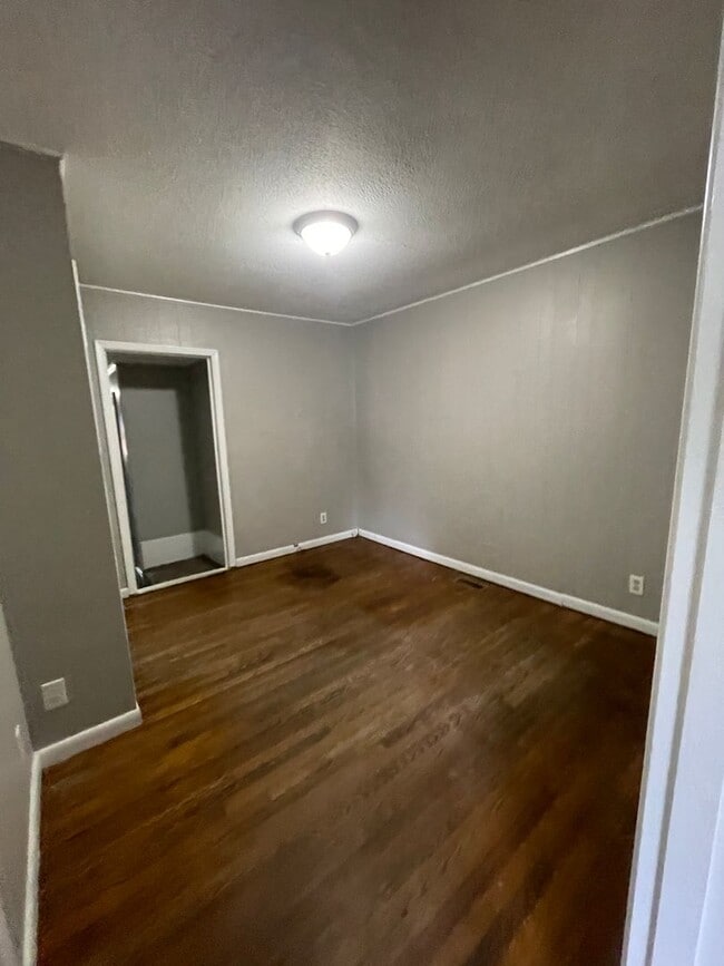 Building Photo - 4 bed 2.5 bathroom house