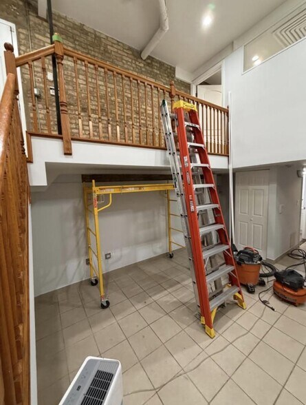 Building Photo - 2042 W Touhy Ave