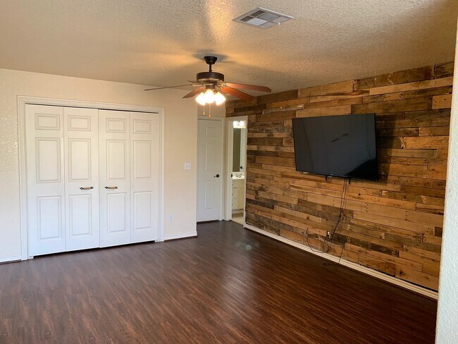 Building Photo - 115 Vista Way