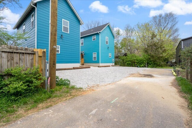 Building Photo - Cottage close to downtown and U of A.