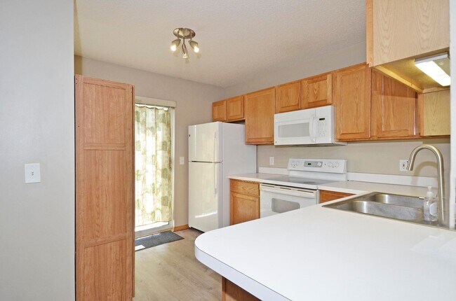 Building Photo - Beautiful 2-Bed 1.5-Bath Townhouse in Eagan - Available Now!