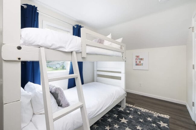 Building Photo - 415 Short St