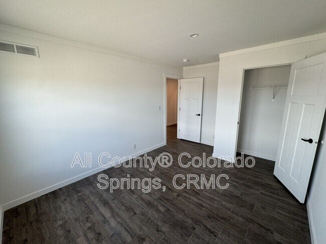 Building Photo - 690 E Hahns Peak Ave