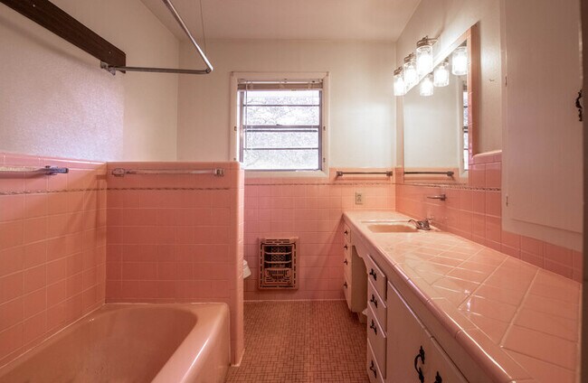 Building Photo - 1227 Ector St