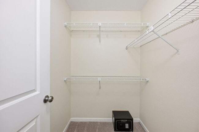 Building Photo - Stylish Two-Level Condo in Gables of Tuckerman Near Pike & Rose!