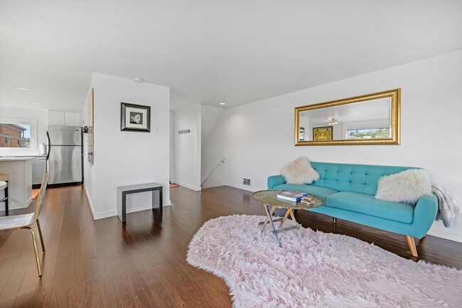 Building Photo - 2 bed 1.5 bath houseboat on Lake Union