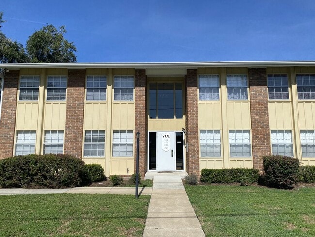 Building Photo - Large 2 bedroom 2 bath Condo