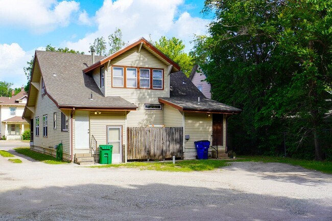 Building Photo - COMING SOON! 2b 1 ba w basement, Lawn Care + Trash Included