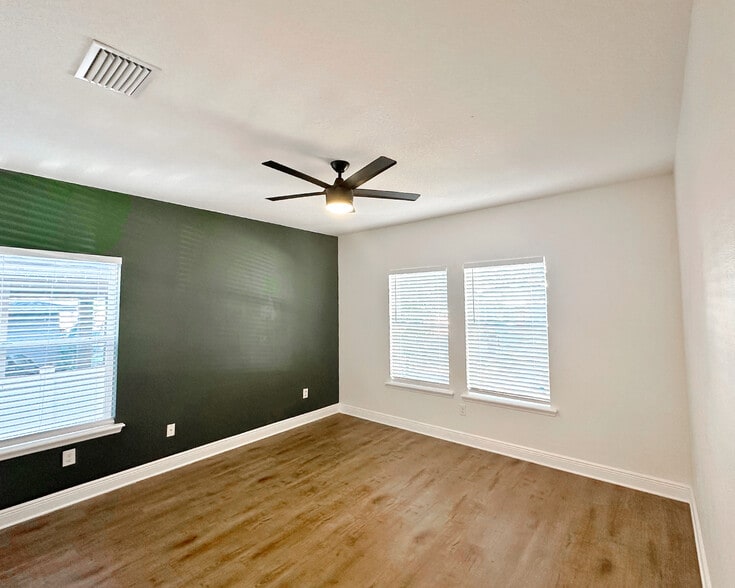 dditional view of the primary bedroom highlighting layout flexibility and generous room size. - 1736 W Walnut St