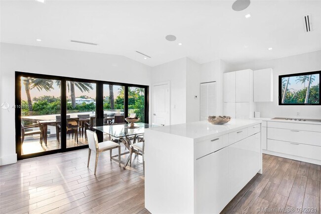 Building Photo - 2700 N Bay Rd