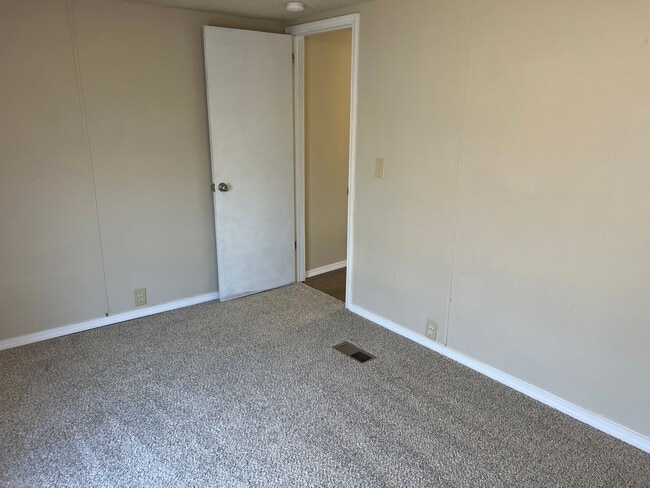 Building Photo - Newly updated 3 Bedroom 2 Bath