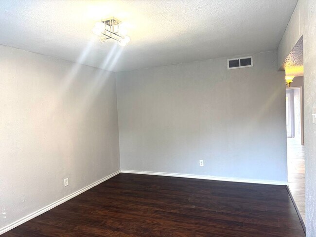 Building Photo - 312 Valley Park Dr
