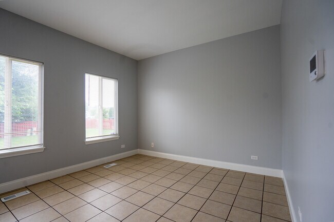 Building Photo - 2837 Oakmont Dr