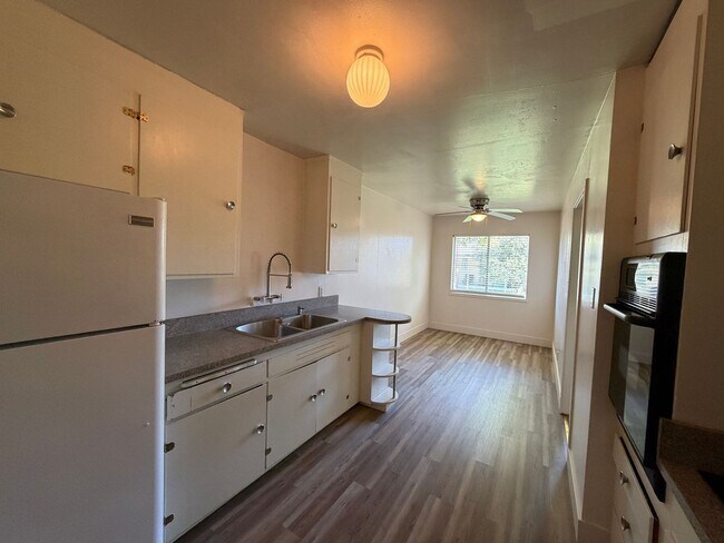 Building Photo - 1061 E Monte Vista Ave