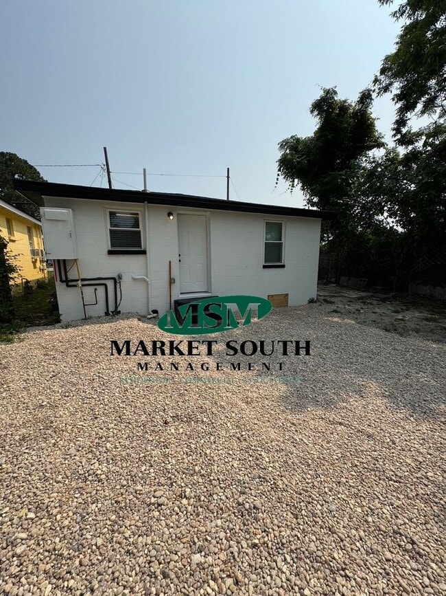 Building Photo - Charming Renovated 2BR/1BA Cottage in West...