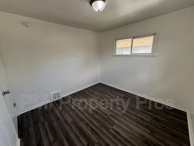 Building Photo - 5642 N 61st St