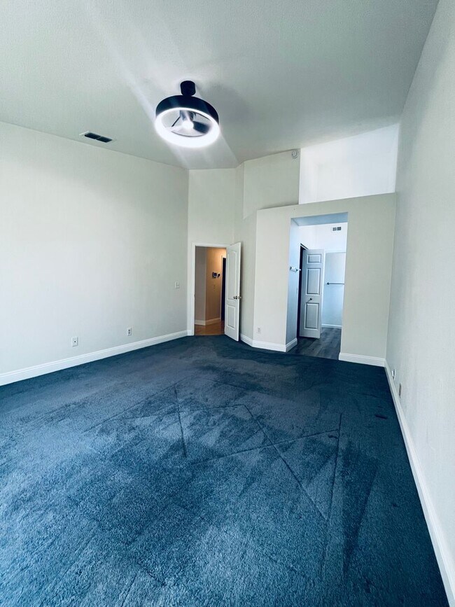 Building Photo - $2450 - 3 Bed/2 Bath Home in a Beautiful Neighborhood
