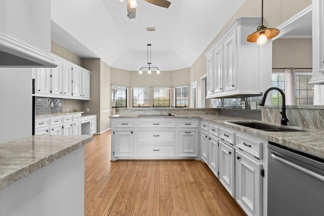 Building Photo - 590 Edgewood Dr