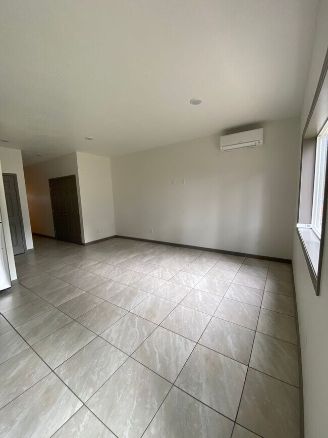 Building Photo - **SPRING SPECIAL- $400 off first months rent** 3 Bedroom Duplex in Veneta
