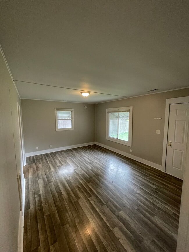 Building Photo - 3 Bedroom Home with Backyard and Garage - ...