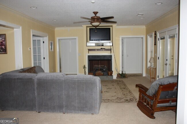 Building Photo - 207 Lakeview Ct