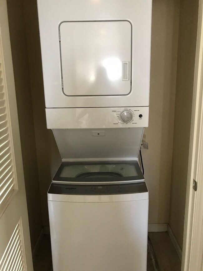 Building Photo - 4 Bedroom Home Close to Gym and Shopping-$...