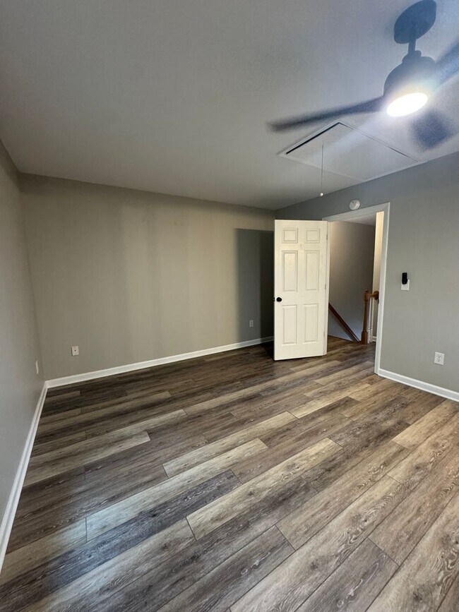 Building Photo - 1232 Camelot Ct