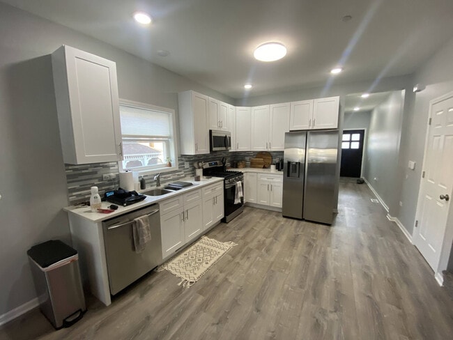Building Photo - 302 S Lodge Ln