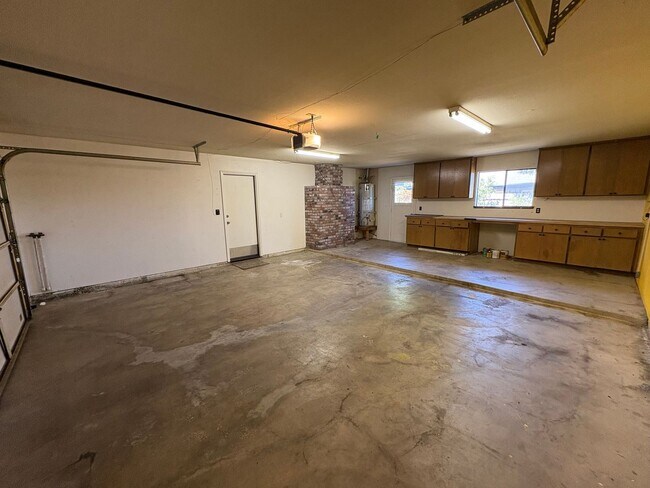 Building Photo - SW Visalia Home Available Now!!