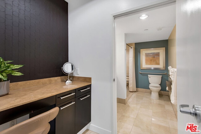 Building Photo - 13650 Marina Pointe Dr