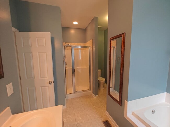Building Photo - 4 bedroom home with a garage on cull de sa...