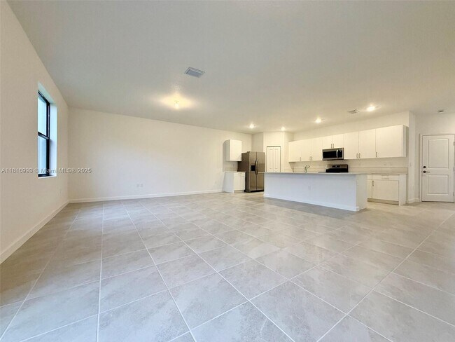 Building Photo - 5033 Oakmont Dr