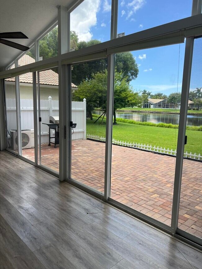 Building Photo - 10596 Sunset Isles Ct