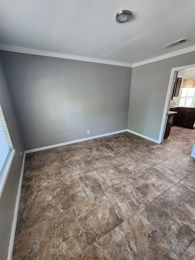 Building Photo - 4 bed 2 1/2 bath home, 2 car garage!