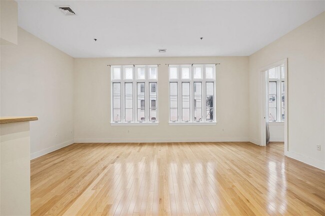 Primary Photo - 140 Bay St