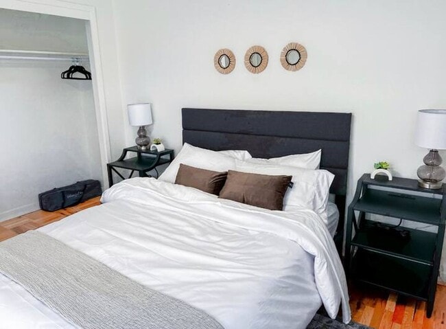 Building Photo - Modern 4 bed/2 bath with Mountain Views and a Fenced Backyard