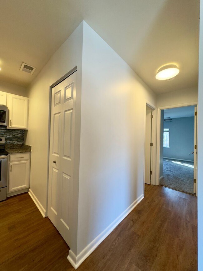 Building Photo - Charming 2 Bedroom/1 Bathroom Apartment in Mt Washington, MD!