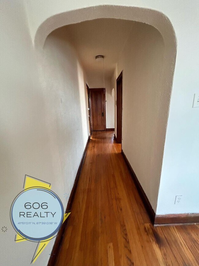 Building Photo - Belmont Cragin Apts Available!