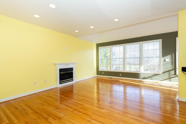 Building Photo - 4 bed, 3.5 bath Single Family Home in Charles Town, WV