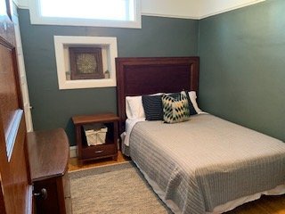 Building Photo - 423 E Portage Ave