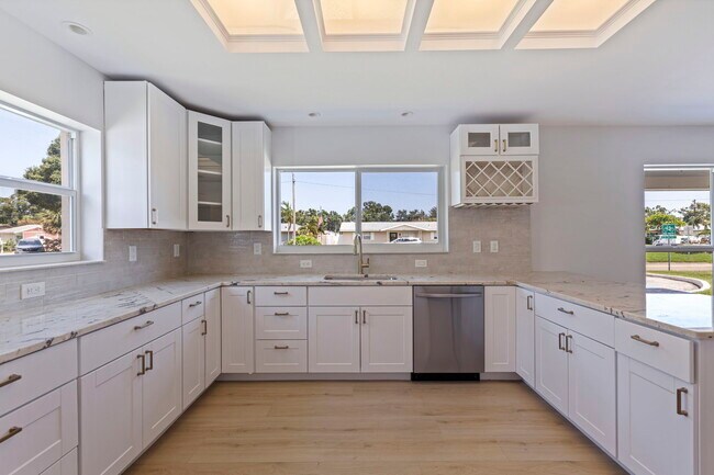 Building Photo - 934 41st Ave NE