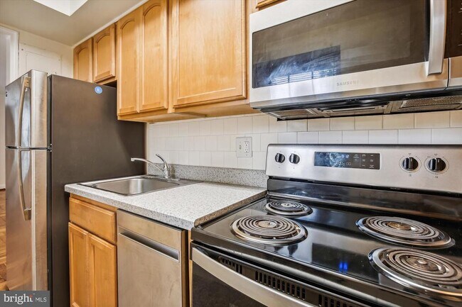 Building Photo - 1320 Fort Myer Dr