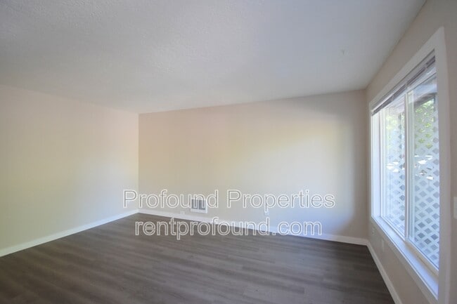 Building Photo - 704 NE 99th Ave