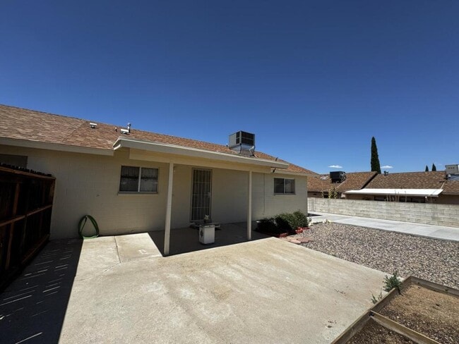 Building Photo - 988 Shadow Crest Cir