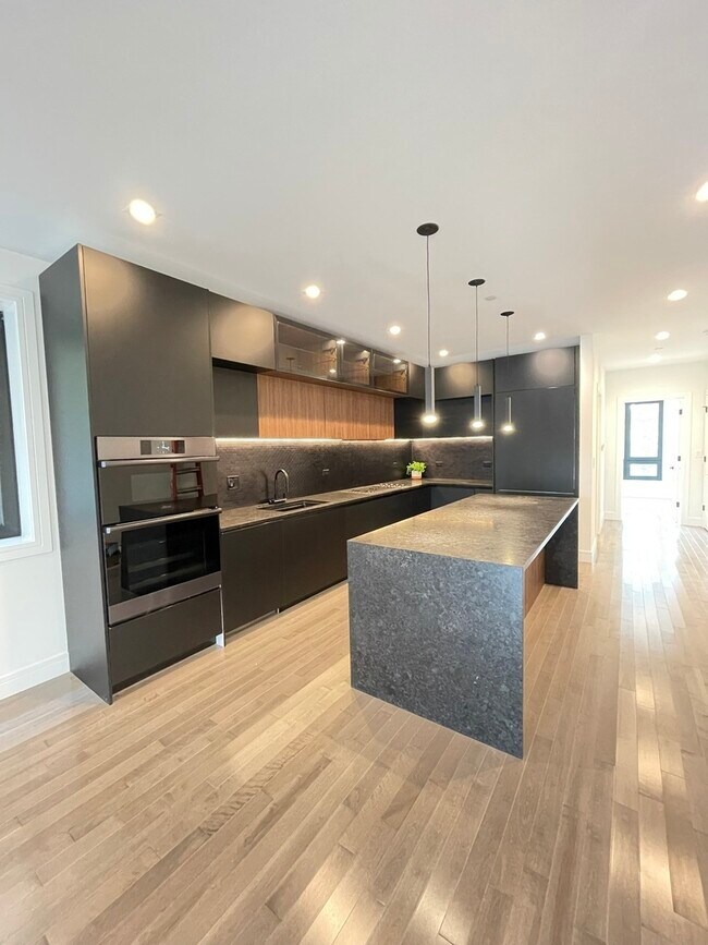 Building Photo - 719 N Elizabeth St